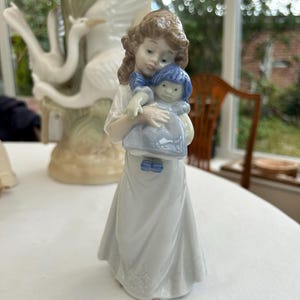 NAO Figurine Girl With Doll | New Excellent Condition  | DAISA 1988 | Handmade in Spain by Lladro