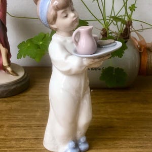 NAO Figurine Girl With Tray | New Excellent Condition  | DAISA 1988 | Handmade in Spain by Lladro