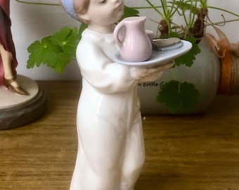 NAO Figurine Girl With Tray | New Excellent Condition  | DAISA 1988 | Handmade in Spain by Lladro