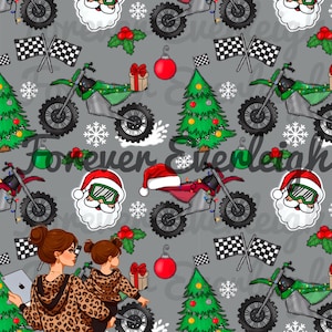 Puede incluir: Un patrón sin costuras con un fondo gris con varios elementos de temática navideña y motocross. El patrón incluye a Papá Noel, árboles de Navidad, adornos, copos de nieve, motos de motocross y banderas a cuadros.