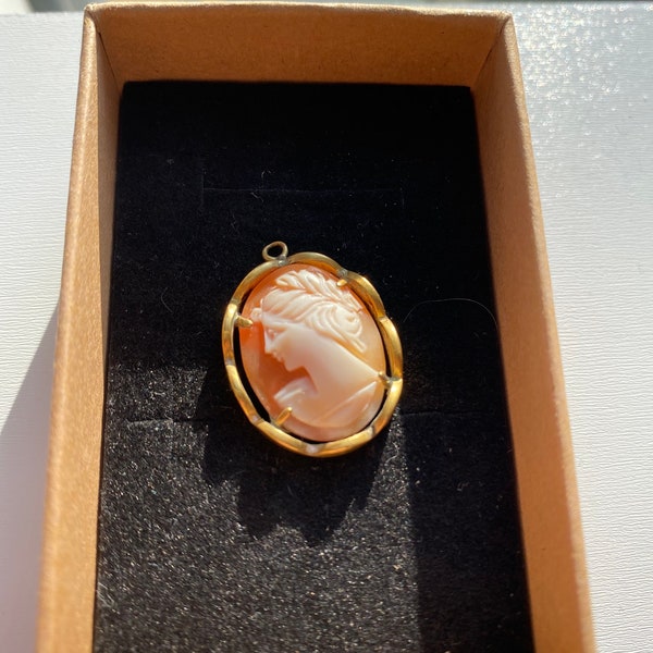 Vintage cameo gold tone necklace pendant