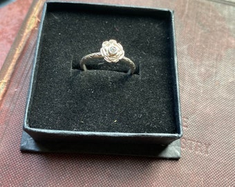 Vintage silver flower ring with sparkling topaz gemstone engraved engagement 935 mark