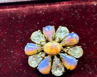 Broche antiguo vintage de opalita y pasta transparente con forma de aliento de dragón