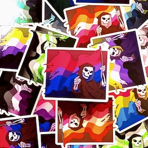 Op de afbeelding: Een verzameling stickers met een Grim Reaper-figuur die vlaggen vasthoudt met verschillende LGBTQ+-vlagontwerpen. De stickers hebben een witte rand en zijn verspreid. De vlaggen tonen kleuren als rood, oranje, geel, groen, blauw en paars.