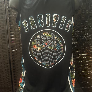 Pacific Islander blommiga svärd baskettröja