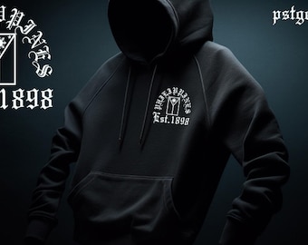 Op de afbeelding: Zwart hoodie met een wit geborduurd logo met de tekst "PHIVOLCS Est. 1898" en een gestileerd beeld van de Filipijnse vlag.