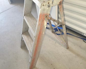 ビンテージの2段折りたたみ式金属製脚立