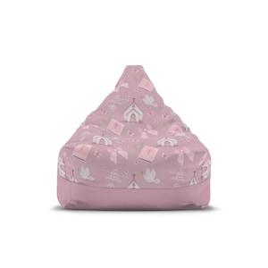 Könnte beinhalten: Ein Set aus drei Keramikbechern mit gesprenkelter, matter Oberfläche. Jeder Becher hat eine andere Farbe: hellblau, creme und grau. Die Becher haben ein schlichtes, modernes Design mit runder Form und bequemem Griff.