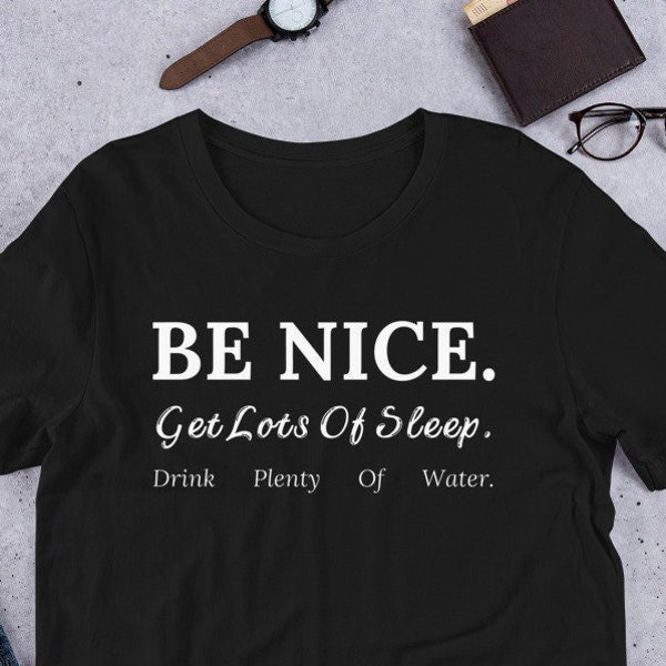 Nett sein. Viel Schlaf bekommen. Trinken Sie viel Wasser T-Shirt. Frauen T-Shirt, Ästhetische Inspirierte Zitate Typo Shirt, Geschenk für Sie Unisex T-Shirt