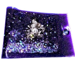 Sensorische Flüssige Glitzer-Fee-Geldbörse. Weißes Blumenkind Elfe + holographisch irisierender Multicolor-Sternschimmer. Mini Kartenetui. Zauberei!