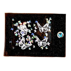 Portefeuille papillon blanc pailleté liquide. Papillons embellis et flotteur arc-en-ciel multicolore holographique scintillant en vinyle noir. 100 % fait main