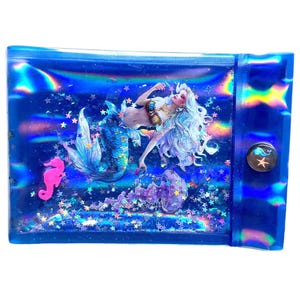 Carteira grande de sereia com glitter líquido. Acessório sensorial de oceano. Boia de água-viva holográfica + cavalo-marinho rosa com brilho de estrelas em ondas do mar.