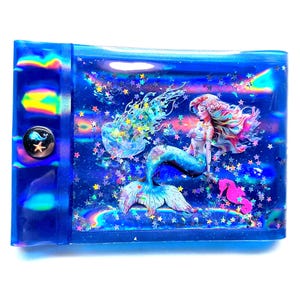 Cartera de sirena con purpurina líquida. Accesorio sensorial oceánico. Medusa sirena holográfica + caballitos de mar rosas flotan con brillo de estrellas en olas reales.