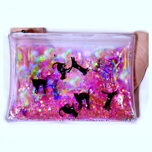 Grande trousse de maquillage pour chat à paillettes liquides. Grande pochette cosmétique noire pour chaton - Pochette sur un fond transparent holographique laser néon dans du jus de rose