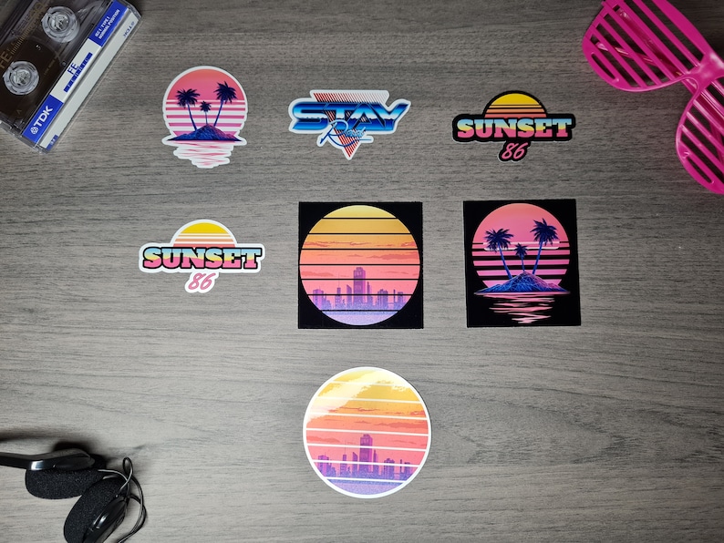 Pu&ograve; includere: Un set di sei adesivi in stile retr&ograve; con scene di tramonto con palme, paesaggi urbani e il testo "Sunset 86" e "Stay Rad".