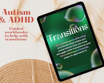 Puede incluir: Una tableta digital verde con una cubierta que dice "Transiciones: Cuaderno de trabajo que afirma la neurodiversidad que te ayuda a comprender por qué puedes tener dificultades con las transiciones y formas neurodiversas de abordarlas." La tableta está sobre una superficie blanca con una estera tejida de color paja y hierba seca.