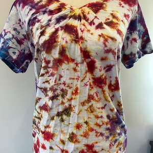 Women&#39;s V-Neck Colorful Tie Dye Shirt - Rainbow Colors - Scrunched V-Neck