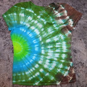 XL Women&#39;s Fitted Shirred V-Neck Tie Dye T-Shirt - Green, Yellow, Blue, Brown Shirt - Sunburst Style Tie Dyed Shirt