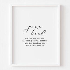 Peut inclure: Une impression d'art imprimable en noir et blanc avec le texte "you are loved" et une citation sur le fait d'&ecirc;tre aim&eacute; pour ce que vous &ecirc;tes, ce que vous deviendrez et le fils pr&eacute;cieux que vous serez toujours.
