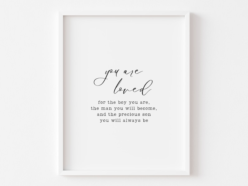 Peut inclure: Une impression d'art imprimable en noir et blanc avec le texte "you are loved" et une citation sur le fait d'&ecirc;tre aim&eacute; pour ce que vous &ecirc;tes, ce que vous deviendrez et le fils pr&eacute;cieux que vous serez toujours.