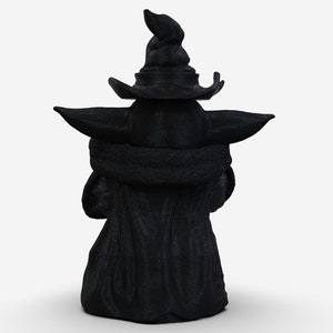 K&ouml;nnte beinhalten: Ein schwarzes Pl&uuml;schtier in Form einer Figur, die einen schwarzen spitzen Hut und eine schwarze Robe tr&auml;gt.