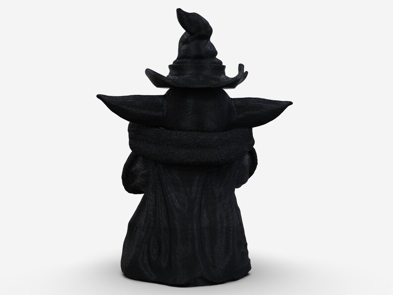 K&ouml;nnte beinhalten: Ein schwarzes Pl&uuml;schtier in Form einer Figur, die einen schwarzen spitzen Hut und eine schwarze Robe tr&auml;gt.