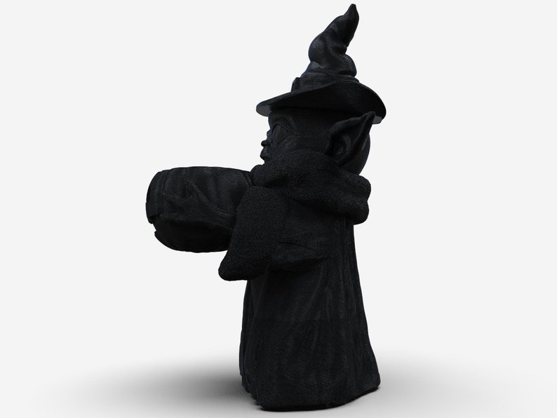 K&ouml;nnte beinhalten: Schwarze Hexen-Zwergenfigur mit spitzem Hut und langem Gewand. Der Zwerg h&auml;lt einen Kessel in seinen H&auml;nden.