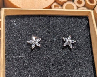 Boucles d'oreilles à tige fleur en argent sterling et zircon cubique