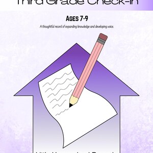 以下が含まれることがあります： 3年生（7～9歳）向けの「進捗ポートフォリオ」のイラスト。紫色の家の形の中に、紙に鉛筆で書き込んでいる様子が描かれています。「Third Grade Check-In」と「Little Homeschool Records」の文字があります。