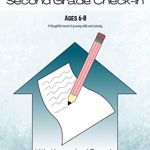 以下が含まれることがあります： 「Second Grade Check-In」進捗ポートフォリオのグラフィック。青い家の形の中に、白い紙にピンクの鉛筆で書いている様子が描かれています。「AGES 6-8」と「Little Homeschool Records」の文字が含まれています。