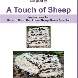 Puede incluir: Un cojín de asiento de lana de oveja blanca y marrón, de 38 cm x 38 cm. La imagen incluye el texto "A Touch of Sheep" y "Instructions for 38 cm x 38 cm Peg Loom Sheep Fleece Seat Pad". El cojín está hecho con materiales naturales.