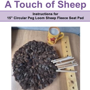 Puede incluir: Instrucciones para un cojín de asiento de lana de oveja para telar de clavijas circular de 15 pulgadas. La imagen muestra un cojín de asiento de lana de oveja marrón, un telar de clavijas de madera y una taza de café.
