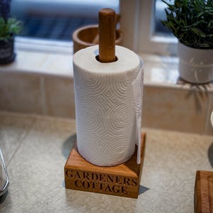 Portarrollos de cocina de roble macizo personalizado, independiente, porta rollos de papel de cocina, porta rollos de cocina de madera, regalo de madera hecho a mano. imagen 4