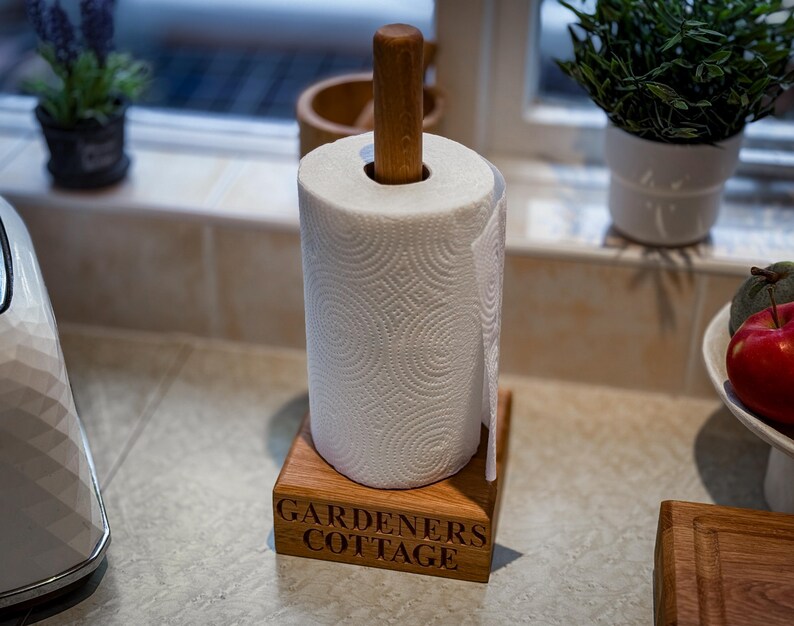 Portarrollos de cocina de roble macizo personalizado, independiente, porta rollos de papel de cocina, porta rollos de cocina de madera, regalo de madera hecho a mano. imagen 4