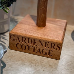 Portarrollos de cocina de roble macizo personalizado, independiente, porta rollos de papel de cocina, porta rollos de cocina de madera, regalo de madera hecho a mano. imagen 5