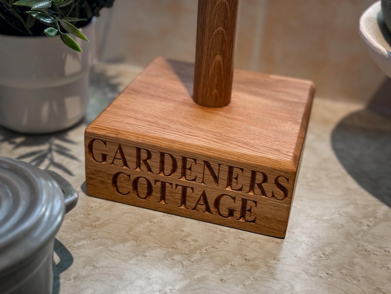 Portarrollos de cocina de roble macizo personalizado, independiente, porta rollos de papel de cocina, porta rollos de cocina de madera, regalo de madera hecho a mano. imagen 5