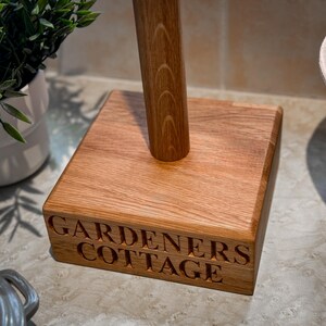 Portarrollos de cocina de roble macizo personalizado, independiente, porta rollos de papel de cocina, porta rollos de cocina de madera, regalo de madera hecho a mano. imagen 3