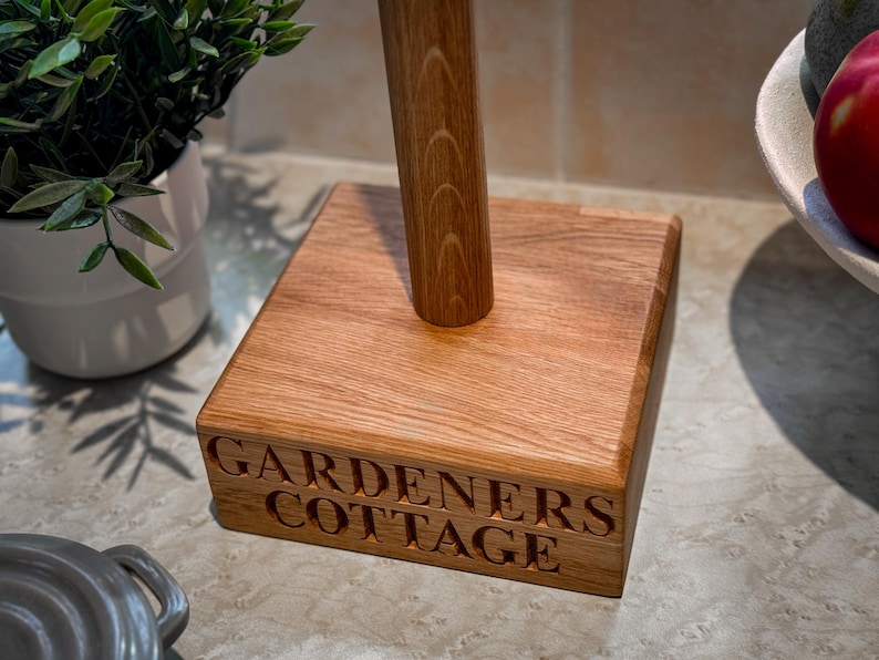 Portarrollos de cocina de roble macizo personalizado, independiente, porta rollos de papel de cocina, porta rollos de cocina de madera, regalo de madera hecho a mano. imagen 3