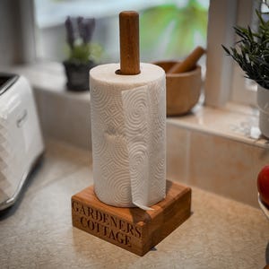 Portarrollos de cocina de roble macizo personalizado, independiente, porta rollos de papel de cocina, porta rollos de cocina de madera, regalo de madera hecho a mano. imagen 2