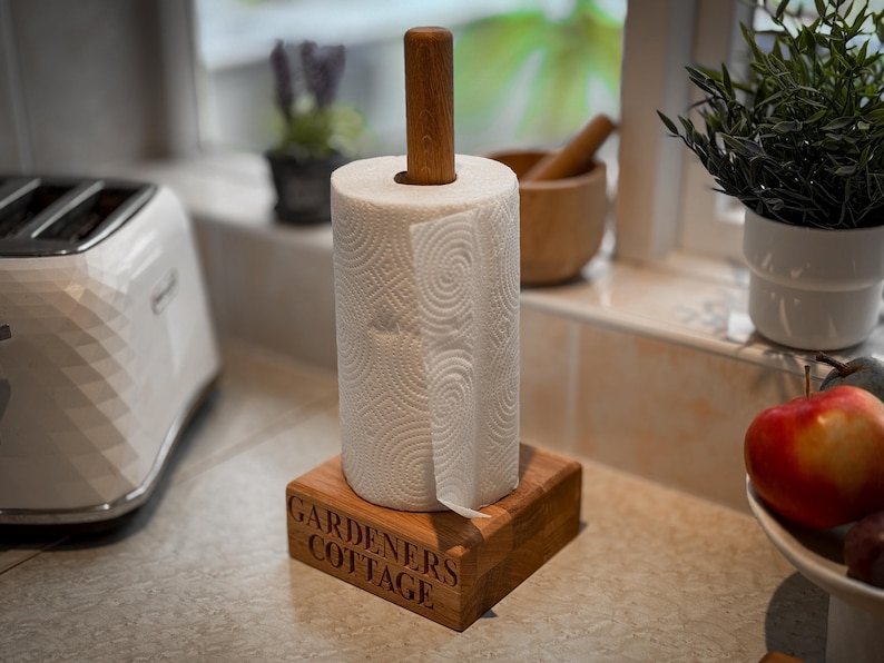 Portarrollos de cocina de roble macizo personalizado, independiente, porta rollos de papel de cocina, porta rollos de cocina de madera, regalo de madera hecho a mano. imagen 2