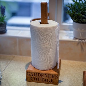 Portarrollos de cocina de roble macizo personalizado, independiente, porta rollos de papel de cocina, porta rollos de cocina de madera, regalo de madera hecho a mano. imagen 1