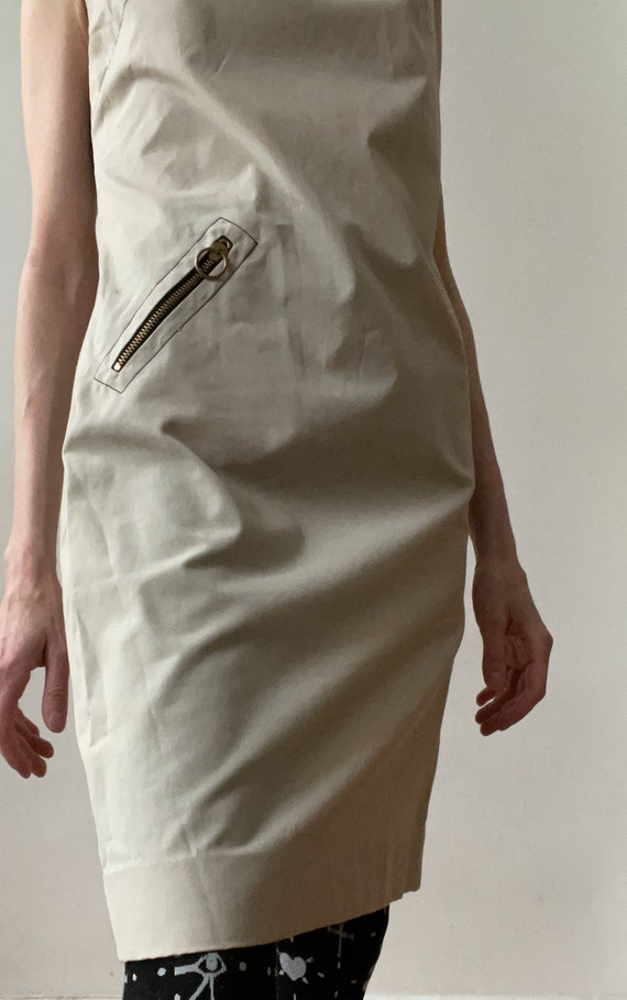 One-pocket tan sheath dress - image 4