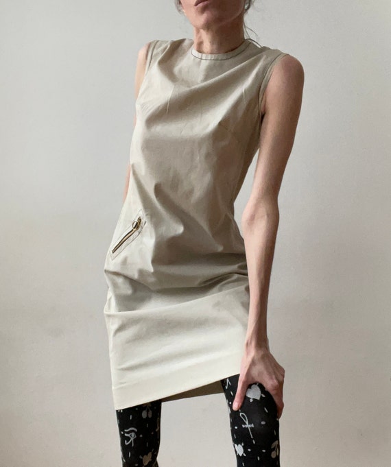 One-pocket tan sheath dress - image 7