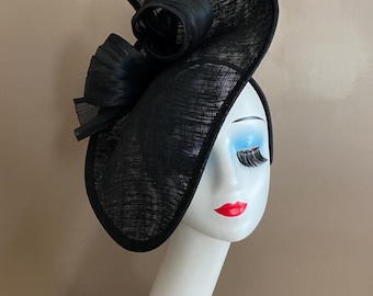 Zwarte Sinamay Fascinator(g8): Kentucky Derby-hoed met zijden abacastrik