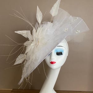 Sombrero Kentucky Derby extragrande blanco con lazo blanco y flor de plumas. Tocado vintage blanco. Sombrero de té para el Día de la Madre, Pascua, boda.