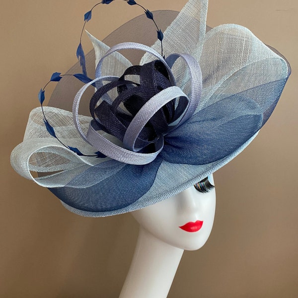 Puderblauer Kutschen-Kirchen-Fascinator mit hell-/dunkelblauer Schleife und Sinamay-Blume. Kentucky Derby Hut. Hochzeit Ostern Teerennen Ascot Hut