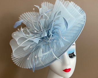 Poederblauwe Sinamay kerkkoets Kentucky Derby Fascinator W babyblauwe grote strik en verenbloem. Moederdag bruiloft Pasen thee race hoed