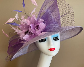 Helllila/Lavendel/Lila Kentucky Derby-Hut mit Netzschleife und violetten Federblumen in Schattierungen. Muttertagsrennen-Hochzeitshut