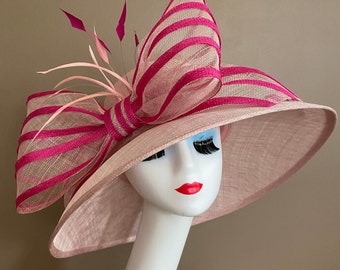 Chapeau derby rose bébé à bord large Church Carriage Kentucky avec noeud Sinamay rose pâle/rose vif. Chapeau de course pour le thé de mariage de Pâques. Chapeau pour la fête des mères.