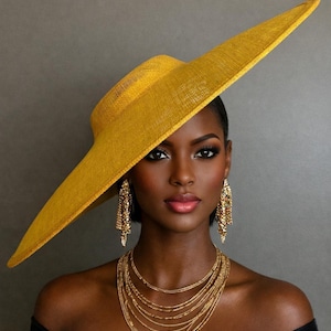 Hatinator Sinamay extra grande: Tocado amarillo dorado